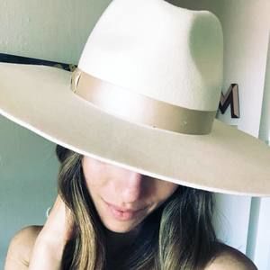 Meet your Posher, Mayya